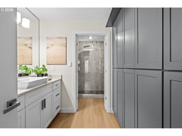 200 BURNHAM Rd 311, Lake Oswego, OR 97034