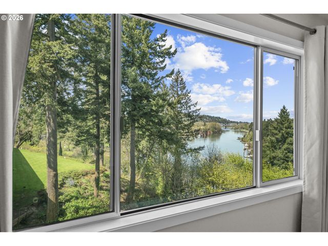 200 BURNHAM Rd 311, Lake Oswego, OR 97034