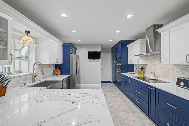 704 BAYSHORE DRIVE, Tarpon Springs, FL 34689
