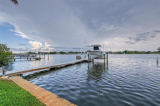 704 BAYSHORE DRIVE, Tarpon Springs, FL 34689