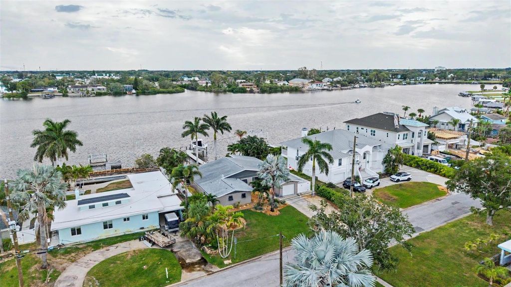 704 BAYSHORE DRIVE, Tarpon Springs, FL 34689