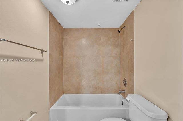 2850 N Oakland Forest Drive 208, Oakland Park, FL 33309