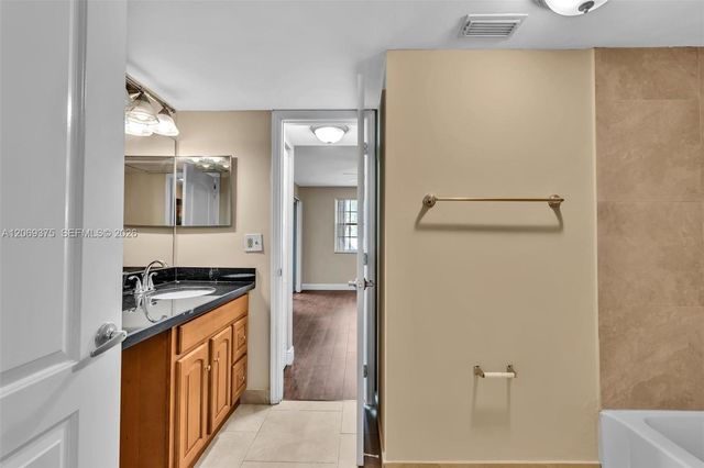 2850 N Oakland Forest Drive 208, Oakland Park, FL 33309