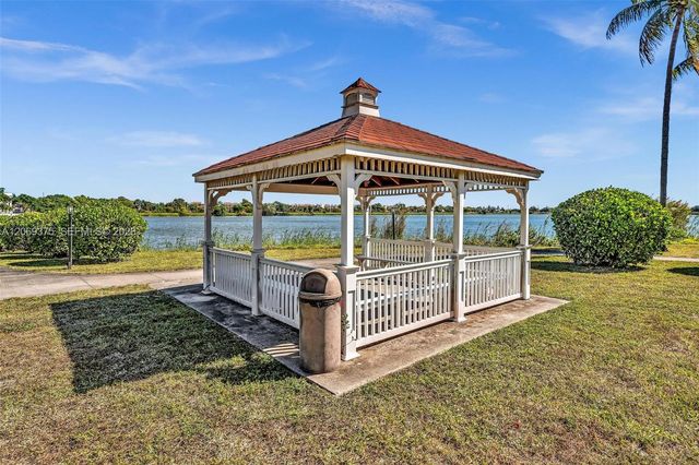 2850 N Oakland Forest Drive 208, Oakland Park, FL 33309