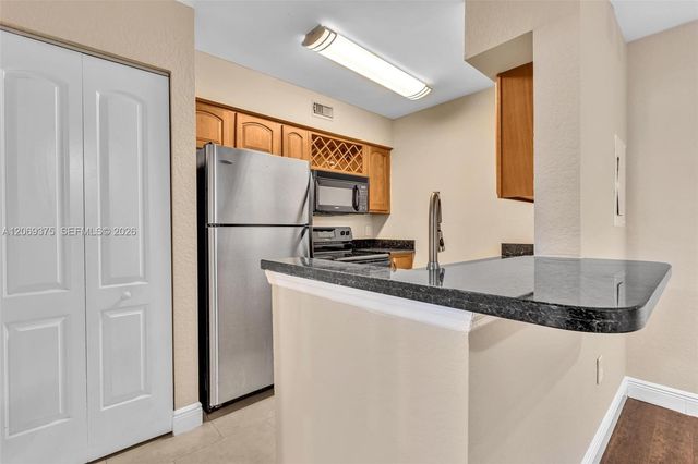 2850 N Oakland Forest Drive 208, Oakland Park, FL 33309