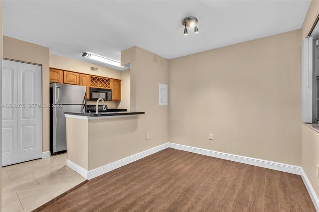 2850 N Oakland Forest Drive 208, Oakland Park, FL 33309