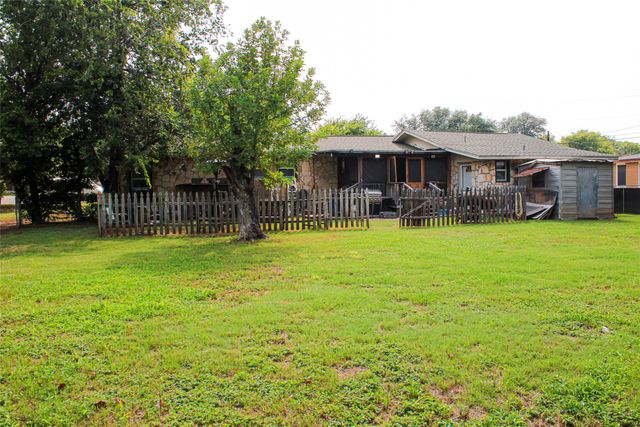 110 N Cherry Lane, Granbury, TX 76048