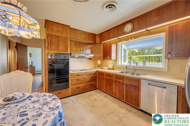13 Ridgewood Road, Easton, PA 18045