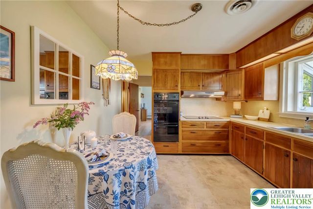 13 Ridgewood Road, Easton, PA 18045