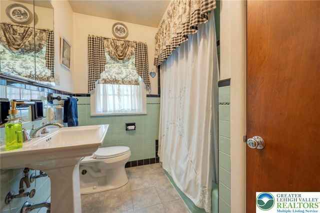13 Ridgewood Road, Easton, PA 18045