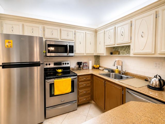 5680 SW 3rd Place 106, Margate, FL 33068