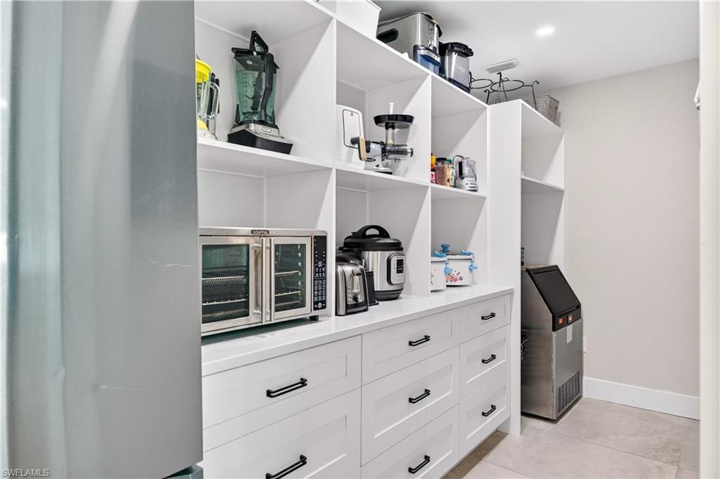 Image 18 of property listing at 3907 SE 21st PL, Cape Coral, FL 33904