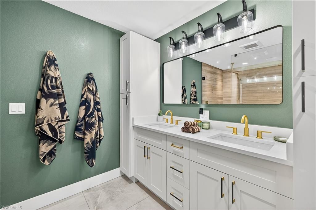 Image 21 of property listing at 3907 SE 21st PL, Cape Coral, FL 33904