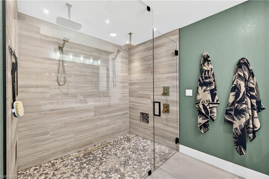 Image 22 of property listing at 3907 SE 21st PL, Cape Coral, FL 33904