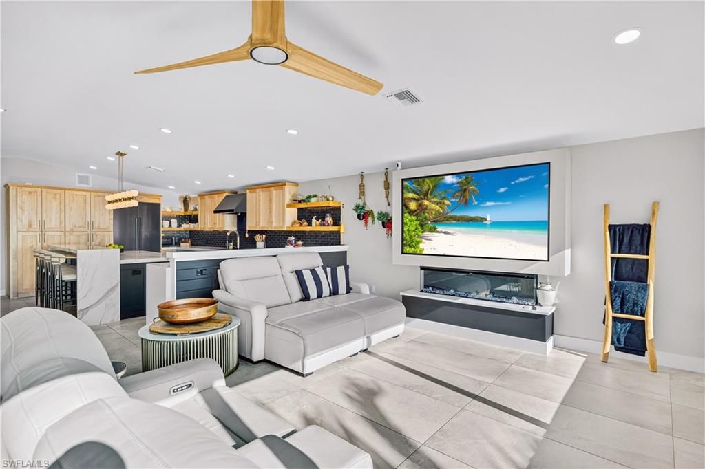 Image 7 of property listing at 3907 SE 21st PL, Cape Coral, FL 33904