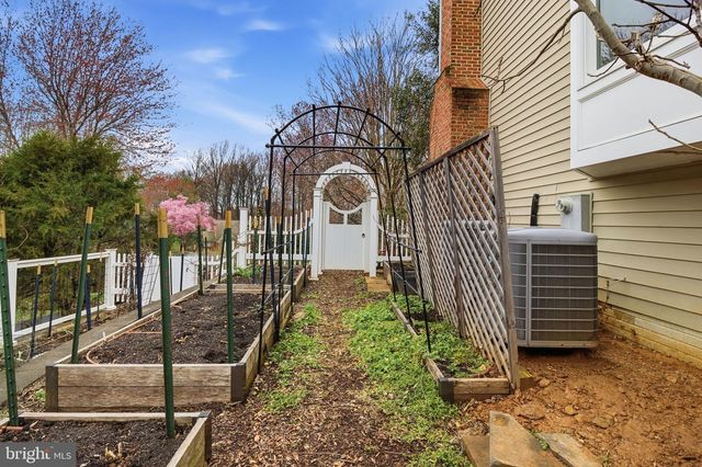 1803 BROOKSTONE CT, Vienna, VA 22182