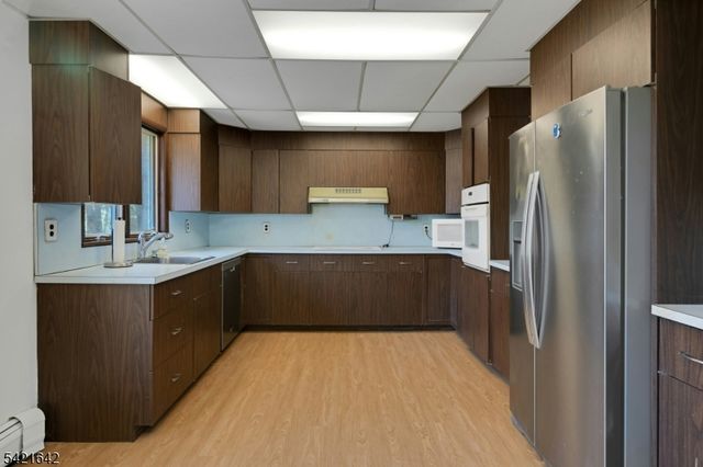 24 Deerhaven Ln, Jefferson Twp., NJ 07435