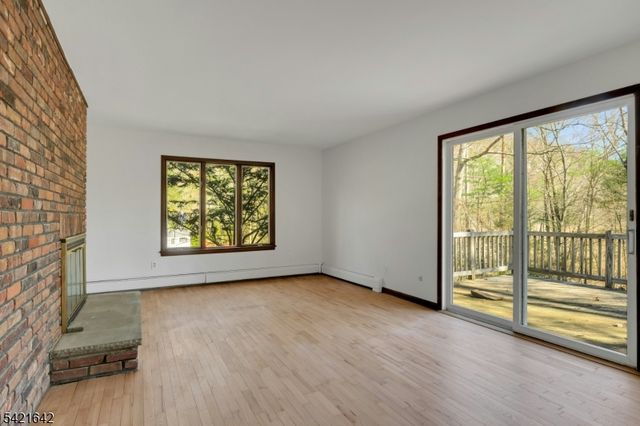 24 Deerhaven Ln, Jefferson Twp., NJ 07435