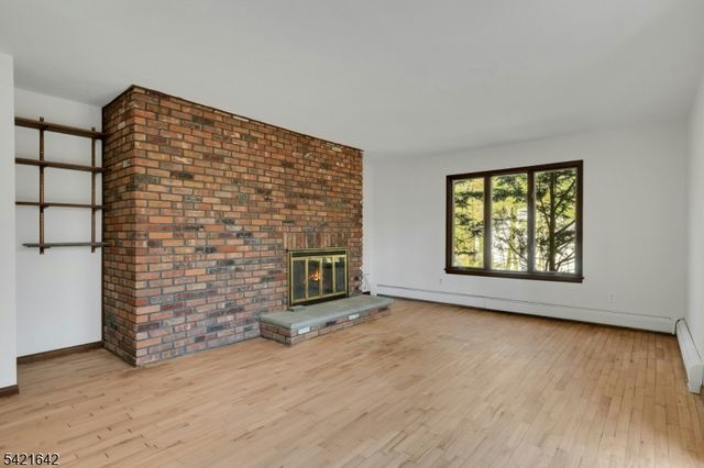 24 Deerhaven Ln, Jefferson Twp., NJ 07435