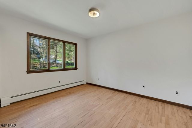 24 Deerhaven Ln, Jefferson Twp., NJ 07435