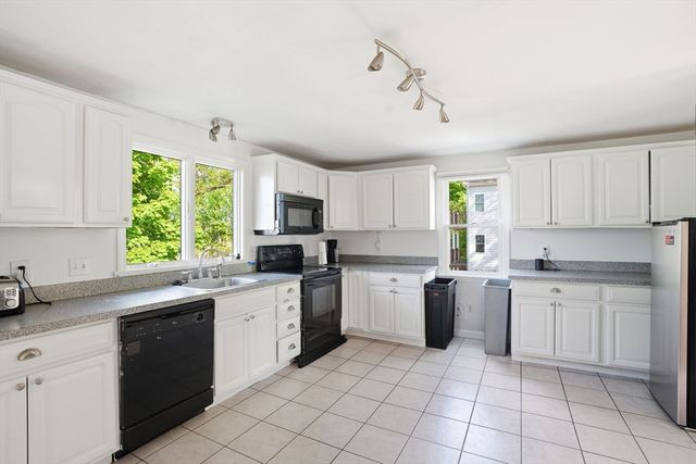 42 Duck Ln, Hull, MA 02045