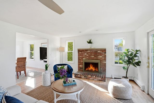 42 Duck Ln, Hull, MA 02045