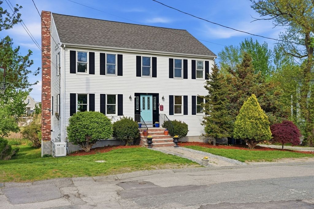 42 Duck Ln, Hull, MA 02045