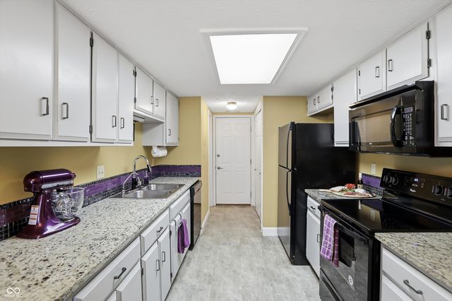 7553 Farm View Circle E, Indianapolis, IN 46256