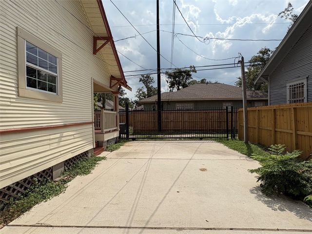 404 E 29th A, Houston, TX 77009