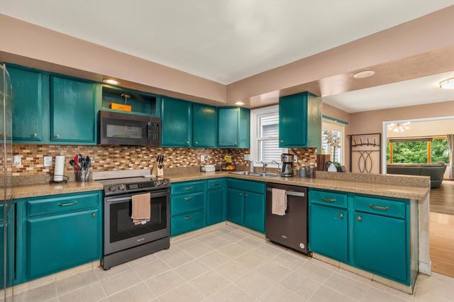 10211 NW 80th Lane, Johnston, IA 50131