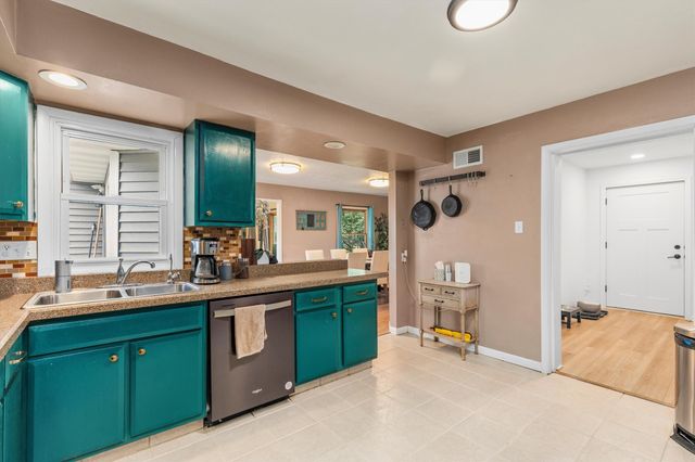 10211 NW 80th Lane, Johnston, IA 50131