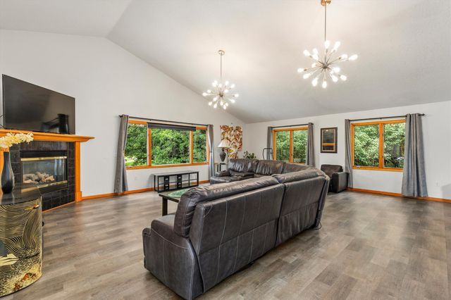 10211 NW 80th Lane, Johnston, IA 50131