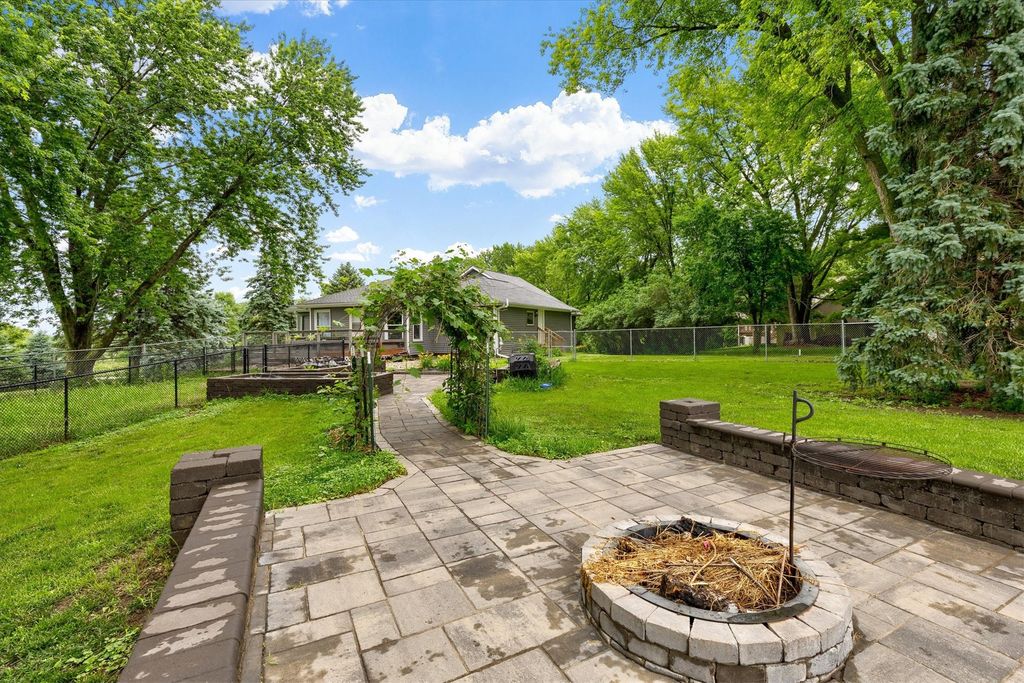 10211 NW 80th Lane, Johnston, IA 50131