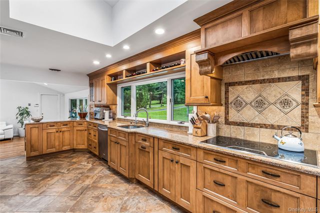 19 Tappentown Lane, Brookville, NY 11545