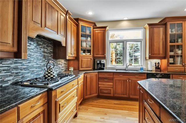 8145 Oak Leaf Lane, Clarence, NY 14221