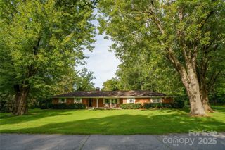 335 Lake Circle Drive, Hendersonville, NC 28792