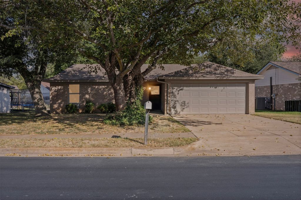 316 Matthew Drive, Crowley, TX 76036