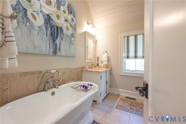 794 River Rd W, Manakin Sabot, VA 23103