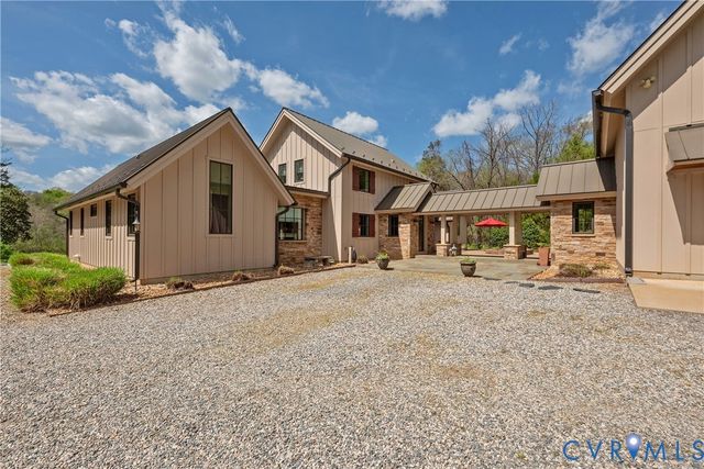 794 River Rd W, Manakin Sabot, VA 23103