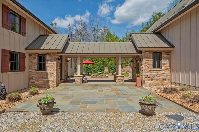 794 River Rd W, Manakin Sabot, VA 23103
