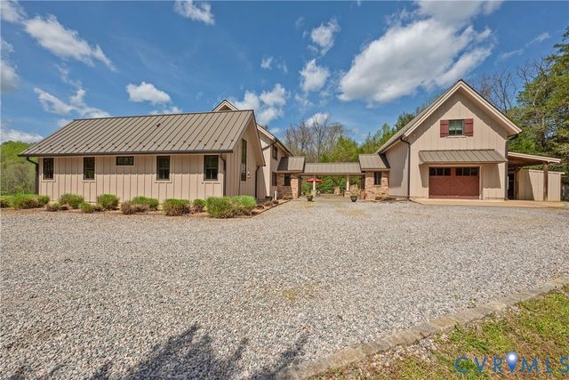 794 River Rd W, Manakin Sabot, VA 23103