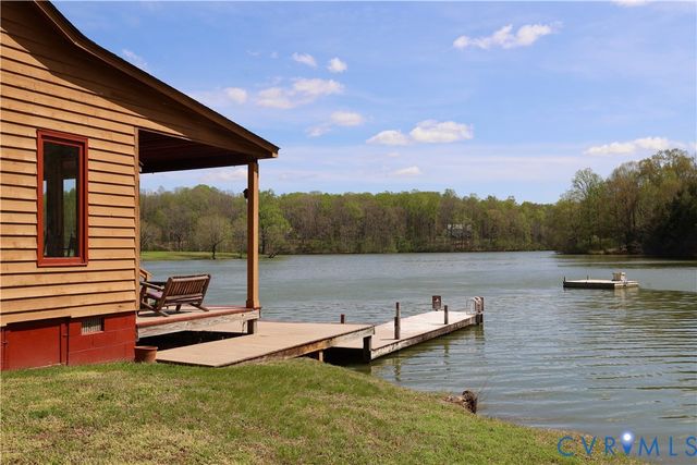 794 River Rd W, Manakin Sabot, VA 23103