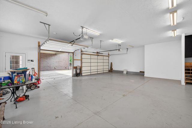 12307 Ridgeview Dr, Goshen, KY 40026