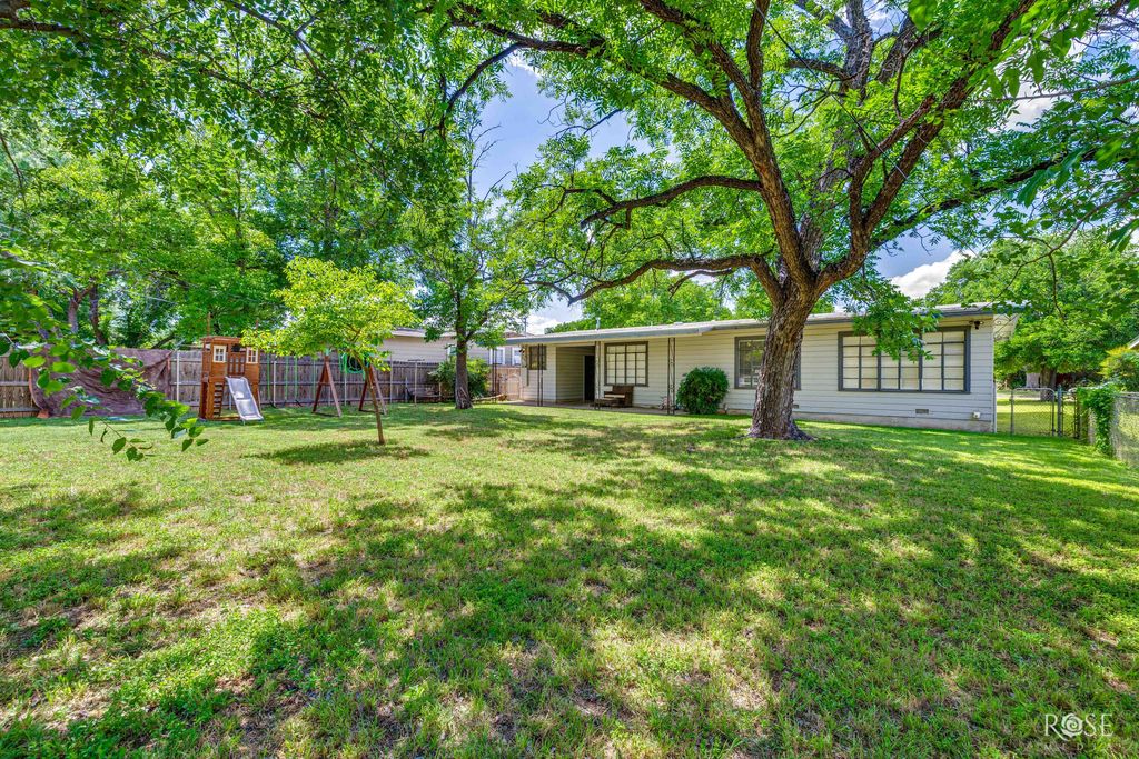 Image 15 of property listing at 2621 Colorado Avenue, San Angelo, TX 76901