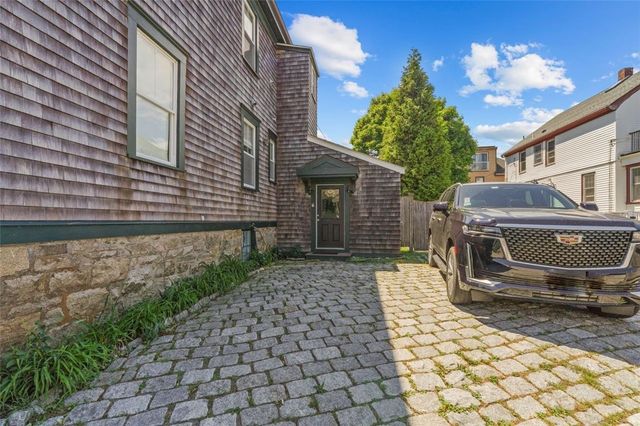 52 Berkeley Avenue, Newport, RI 02840