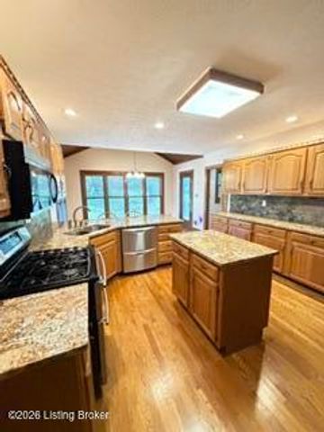 703 Foxgate Rd, Louisville, KY 40223