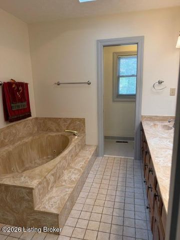 703 Foxgate Rd, Louisville, KY 40223
