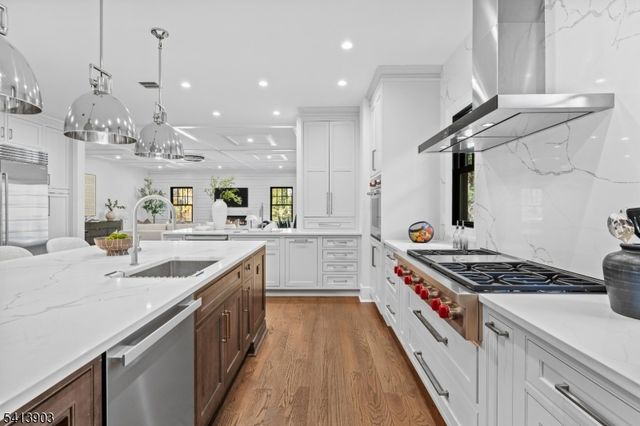 330 HARTSHORN DRIVE, Millburn Twp., NJ 07078