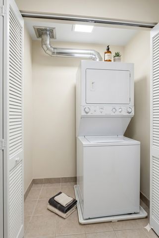 2065 W Jarvis Avenue 3E, Chicago, IL 60645