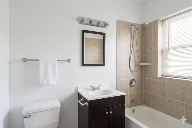 2065 W Jarvis Avenue 3E, Chicago, IL 60645